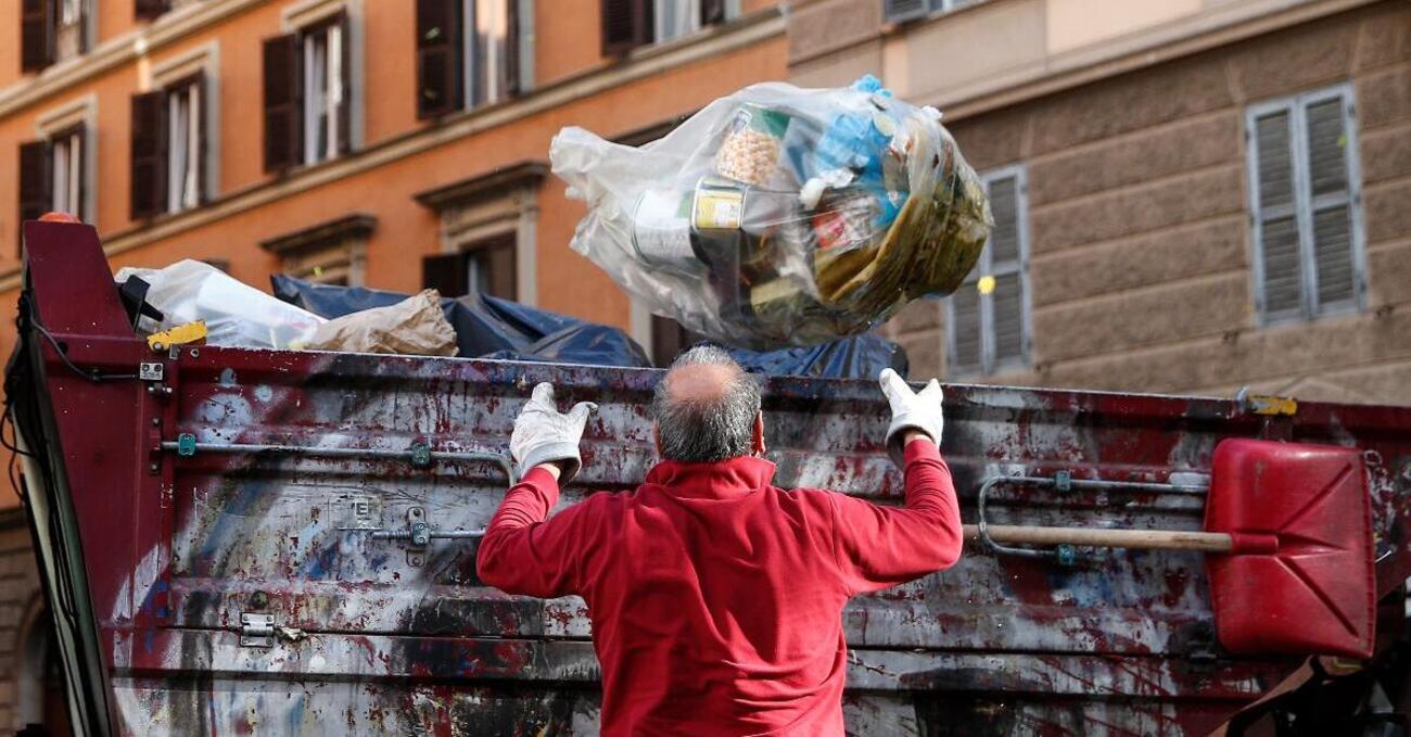 Tra i &ldquo;resuscitati&rdquo; di Ama: ecco chi si nasconde negli spogliatoi, i concorsi truccati e tutte le magagne della municipalizzata che paralizza Roma (dalle strade ai rifiuti)