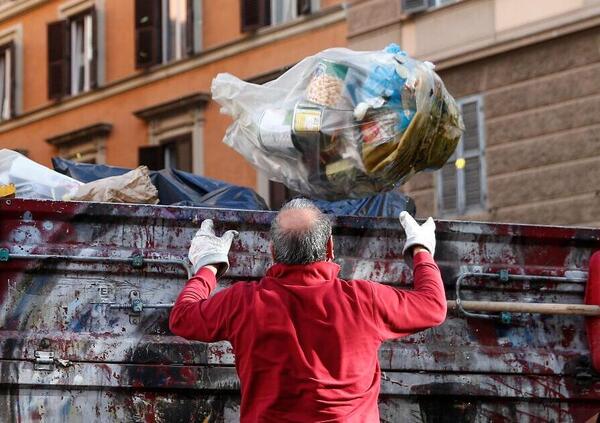 Tra i &ldquo;resuscitati&rdquo; di Ama: ecco chi si nasconde negli spogliatoi, i concorsi truccati e tutte le magagne della municipalizzata che paralizza Roma (dalle strade ai rifiuti)