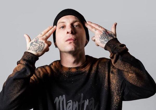 Guida auto da noleggio Ncc, ritirata la patente a Clementino? Ma il rapper smentisce 