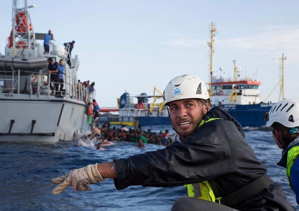 Altro che mare da cartolina, con &quot;Mare mosso&quot; riscopriamo la forza primordiale che inghiotte migranti, fa affondare navi e ci fa cos&igrave; paura 