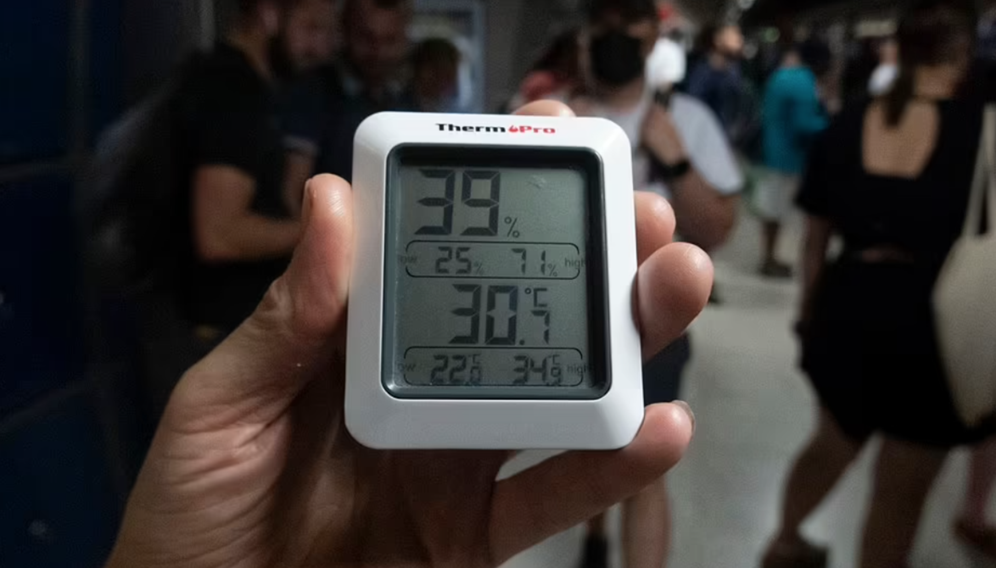 Oltre 30 gradi alla stazione della metro di Londra prima delle 8