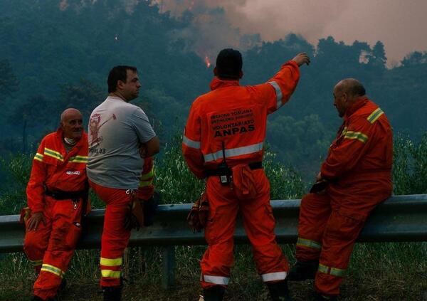 Tra le fiamme che devastano l&#039;Italia. Il reportage esclusivo di MOW [VIDEO]