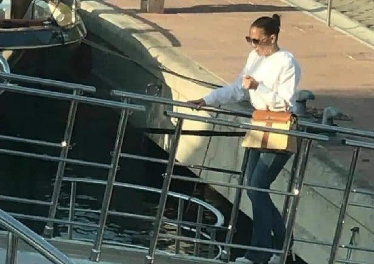 Jennifer Lopez a Marina di Stabia. Pi&ugrave; dell&#039;assenza di Ben Affleck colpisce la borsetta (super costosa)