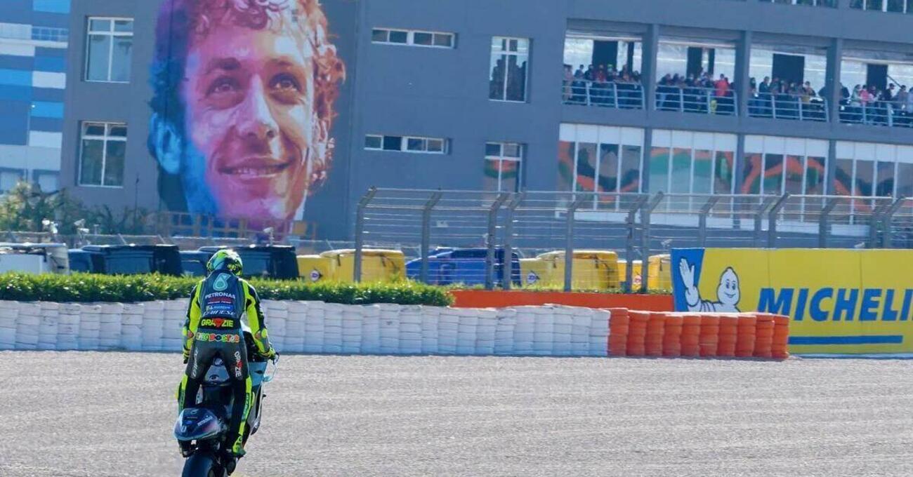 Valentino Rossi, all&rsquo;asta l&rsquo;ultima bandiera a scacchi della sua carriera firmata da Ronaldo
