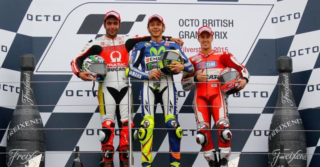 La MotoGP a Silverstone, che ricordi: in volata su Marquez, la prima di Aprilia e quel podio italiano con Rossi in cima