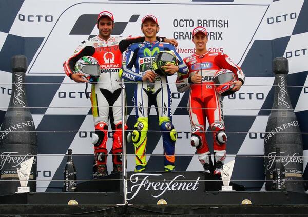 La MotoGP a Silverstone, che ricordi: in volata su Marquez, la prima di Aprilia e quel podio italiano con Rossi in cima