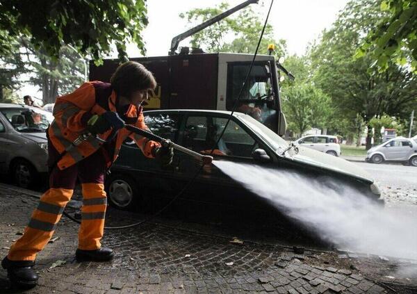 A Roma si grida al miracolo: &ldquo;Hanno cominciato a pulire le strade&rdquo;. Merito delle elezioni?