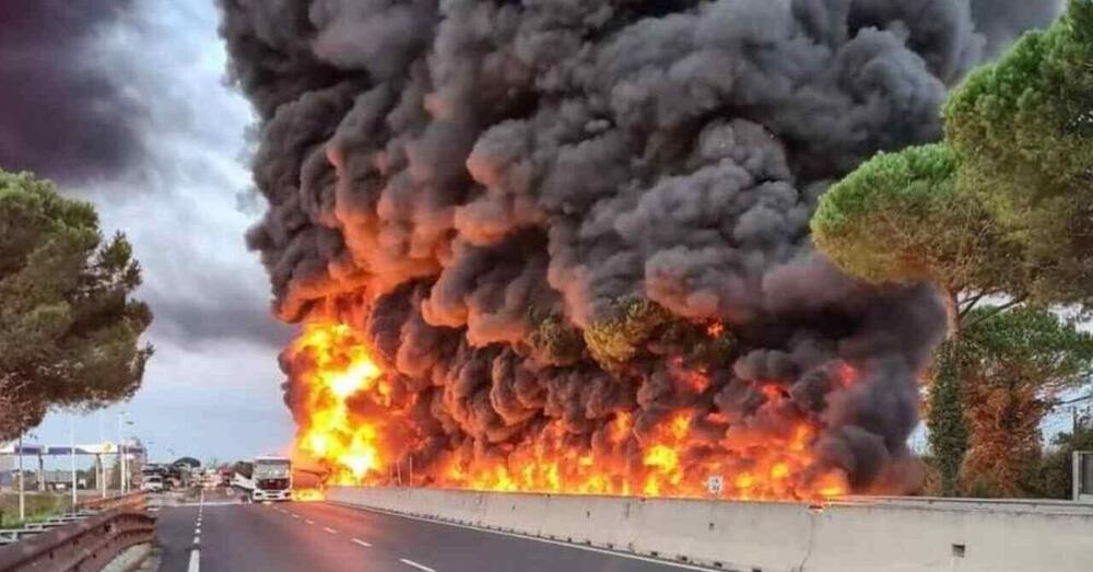 Ti metti in viaggio? Attento agli incendi: le fiamme in Toscana costringono a chiudere la Fi-Pi-Li