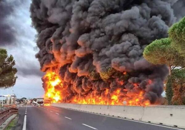 Ti metti in viaggio? Attento agli incendi: le fiamme in Toscana costringono a chiudere la Fi-Pi-Li