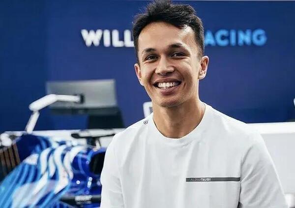 Albon annuncia il rinnovo con la Williams prendendo in giro Piastri e l&rsquo;Alpine