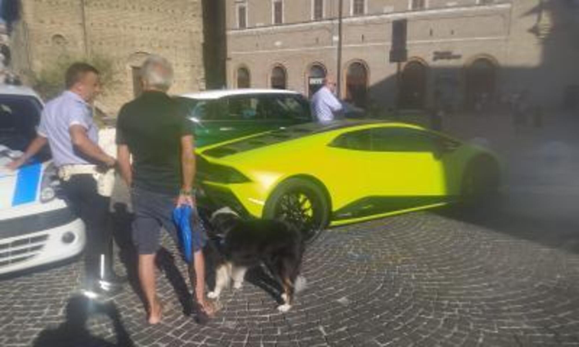 20220805 112510073 5701Lamborghini parcheggiata nel posto auto riservato ai disabili