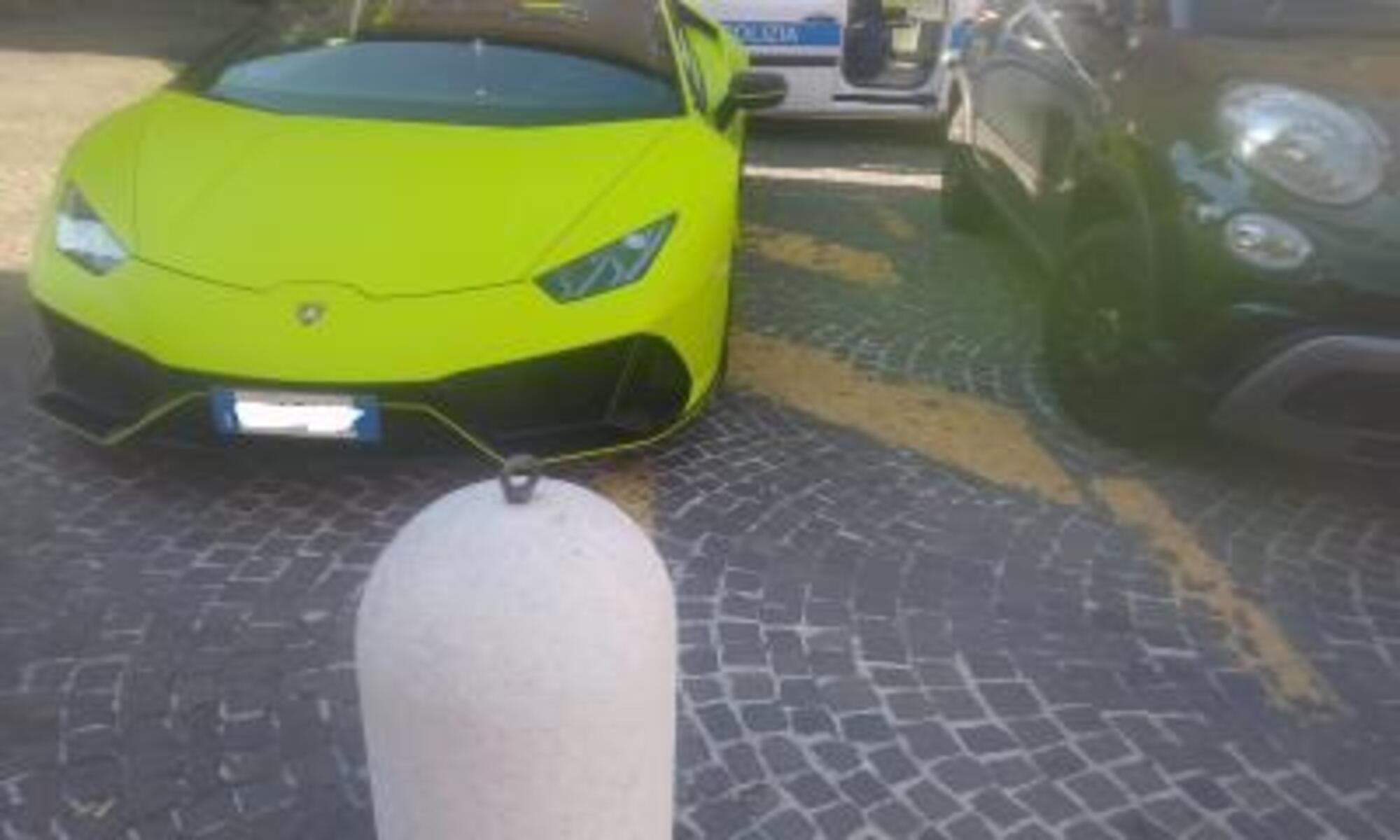 20220805 112635682 4181Lamborghini parcheggiata nel posto auto riservato ai disabili