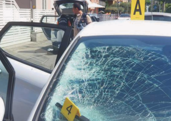 Ladro di auto travolge i passanti inseguito dalla polizia che gli spara. Il video &egrave; agghiacciante