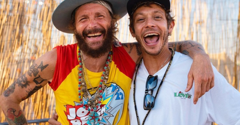 Jova Beach Party, Jovanotti sempre pi&ugrave; nel mirino, nonostante Morandi e Valentino: &ldquo;Evento green? Una colossale presa per il c*lo&rdquo;