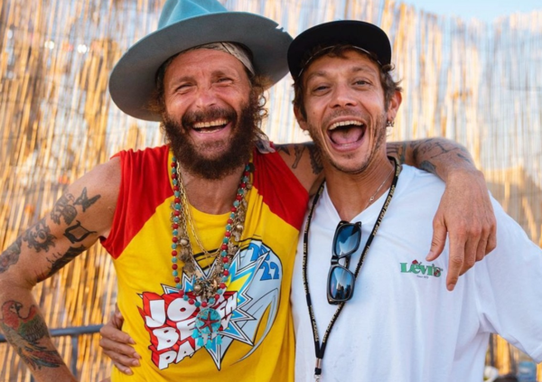 Jova Beach Party, Jovanotti sempre pi&ugrave; nel mirino, nonostante Morandi e Valentino: &ldquo;Evento green? Una colossale presa per il c*lo&rdquo;