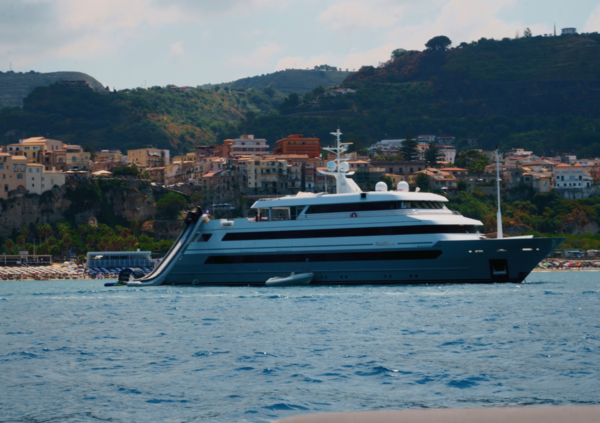 Ecco dove e come vanno in vacanza i vip. Abbiamo paparazzato gli yacht. E i costi sono pazzeschi&hellip; [FOTO]