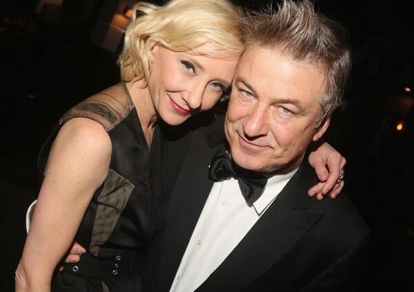 Dopo l&rsquo;incidente, Alec Baldwin e altre celebrit&agrave; si schierano con Anne Heche. Subissati di critiche: &ldquo;Avrebbe potuto fare una strage&rdquo;