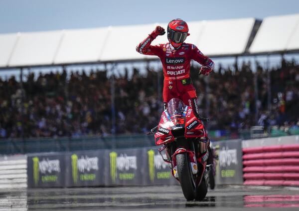 Valentino Rossi e Casey Stoner dietro la vittoria di Pecco Bagnaia a Silverstone: ecco perch&eacute;