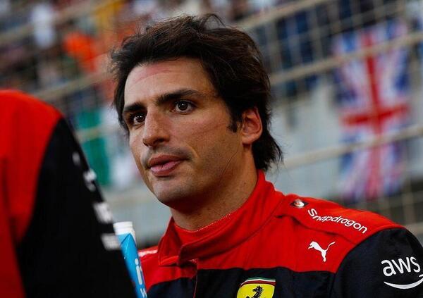 Carlos Sainz racconta la sua prima volta a Maranello: &ldquo;Ecco perch&eacute; sono dovuto entrare dal retro&rdquo;