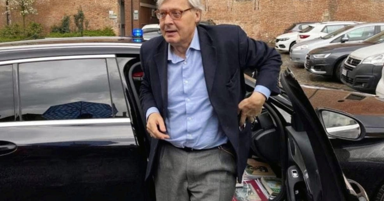 Dalla Svizzera pungono Sgarbi: &ldquo;Auto blu con lampeggianti? Da noi le regole si rispettano&rdquo;. E lui parla di mafia [VIDEO]
