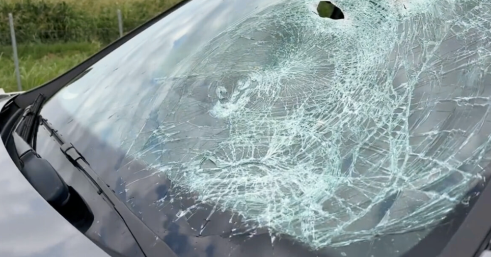 Torna l&rsquo;incubo dei sassi lanciati contro le macchine in autostrada: 30 veicoli colpiti. Egiziano fermato dalla polizia con il taser [VIDEO]