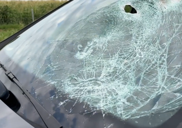 Torna l&rsquo;incubo dei sassi lanciati contro le macchine in autostrada: 30 veicoli colpiti. Egiziano fermato dalla polizia con il taser [VIDEO]