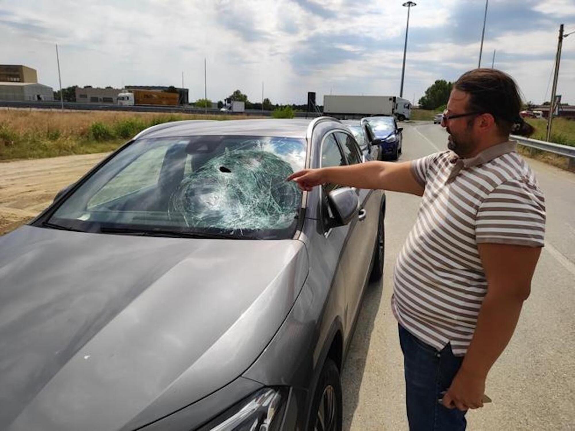 una delle auto colpite dai sassi sull&#039;A1