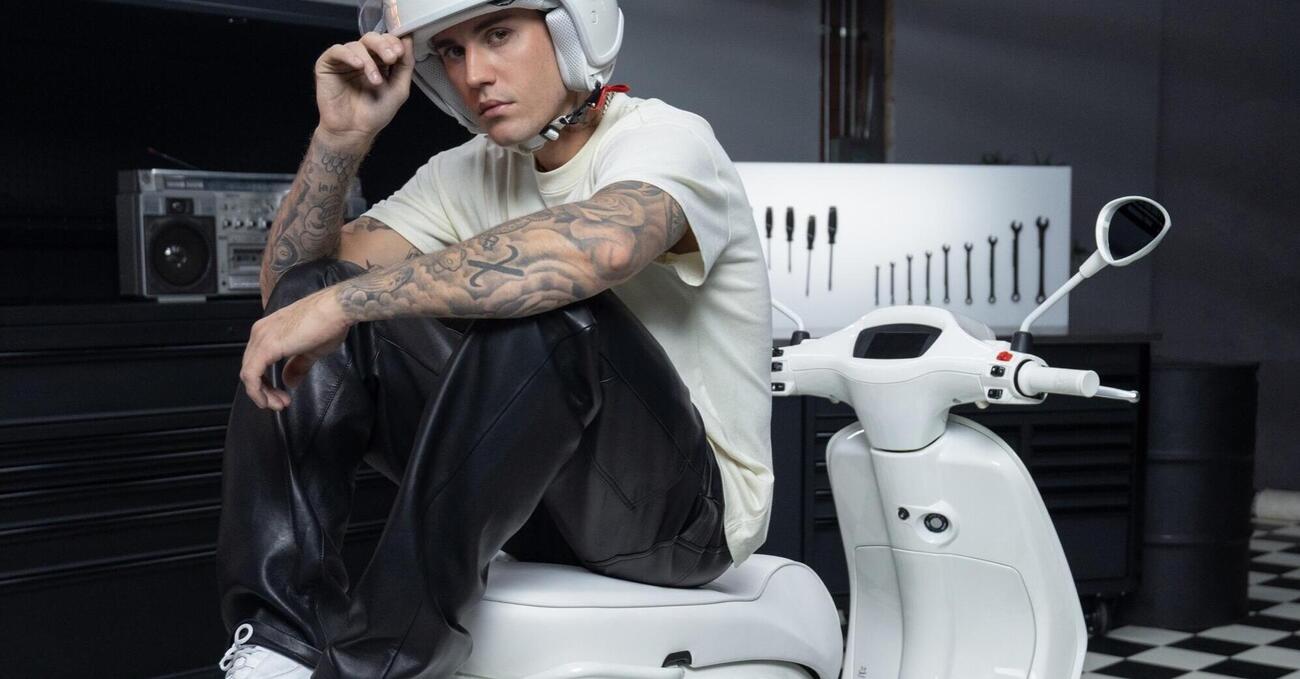 Fermi tutti, ora anche Justin Bieber &egrave; fascista? Avvisate Giorgia Meloni e il Pd&hellip; [VIDEO]