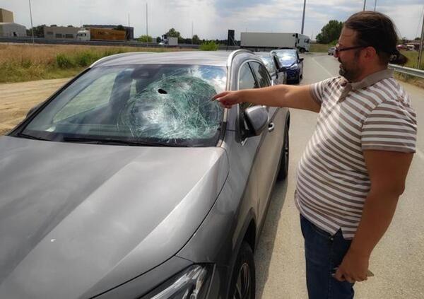 Sassi contro le macchine in autostrada: la giustificazione dell&rsquo;egiziano &egrave; da non credere