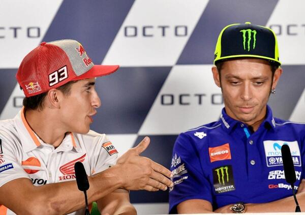 Marc Marquez torna a parlare di Valentino Rossi: &ldquo;I suoi punti deboli? Beh, c&rsquo;&egrave; una cosa da dire&hellip;&rdquo;