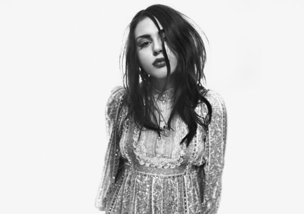 Frances Bean Cobain, la figlia del grunge, compie 30 anni. E ci fa seppellire i resti degli anni Novanta