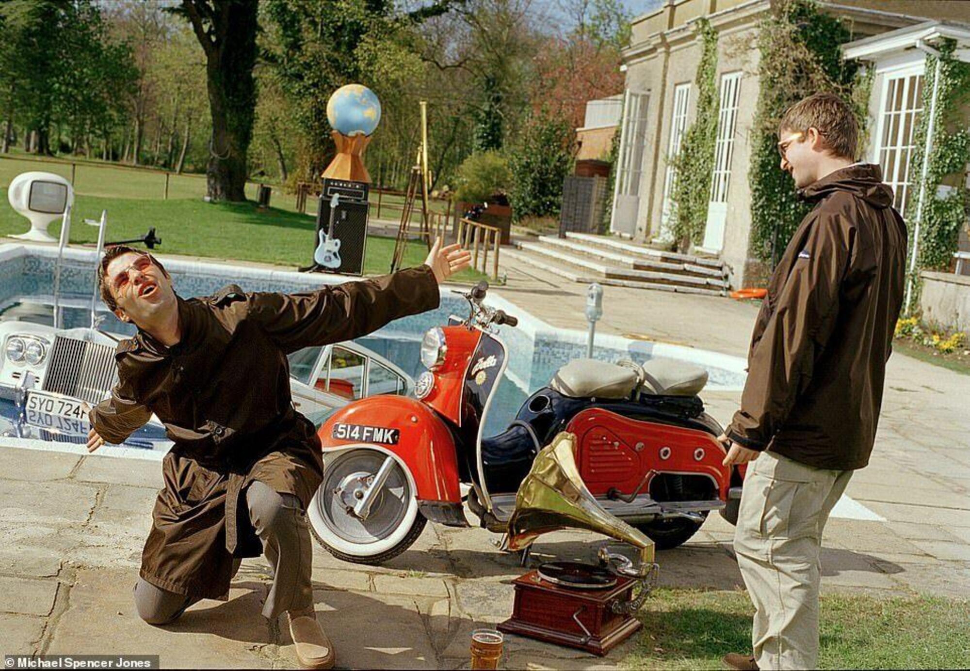 20220819 131633224 6420Liam e Noel Gallagher sul set di "Be Here Now"