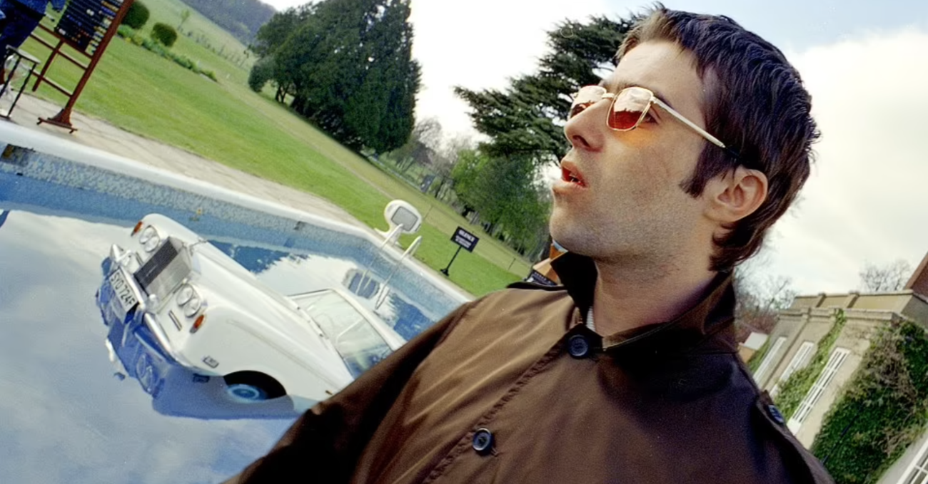 Oasis, 25 anni di Be Here Now: storia e foto della Rolls Royce in piscina della copertina 