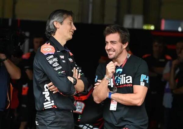 [VIDEO] Fernando Alonso, weekend a due ruote con l&#039;Aprilia in MotoGP