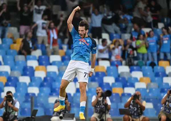 Ok, ma chi ca**o &egrave; Kvaratskhelia, il nuovo idolo di Napoli dal nome impronunciabile e da copia-e-incollare? Chiamatelo Kvareca