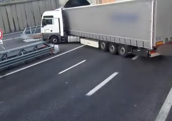 [VIDEO] Auto e camion, folli inversioni a U in autostrada. Ma che fanno? 