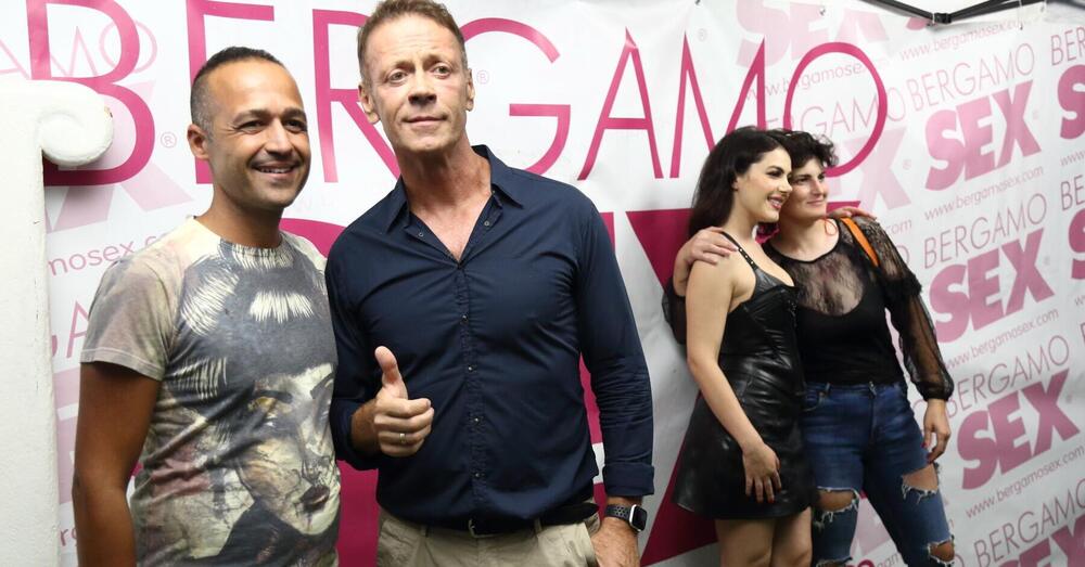 Rocco Siffredi in moto come Ibra a Sanremo: bagno di folla per lui e Valentina Nappi a BergamoSex [VIDEO]