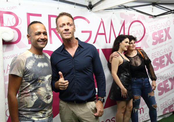 Rocco Siffredi in moto come Ibra a Sanremo: bagno di folla per lui e Valentina Nappi a BergamoSex [VIDEO]