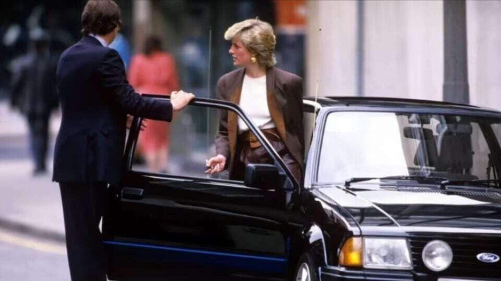 20220828 231213456 6443Lady Diana con la Ford Escort