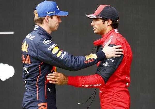 Carlos Sainz alza bandiera bianca: &ldquo;Le Red Bull fanno un altro campionato&rdquo;