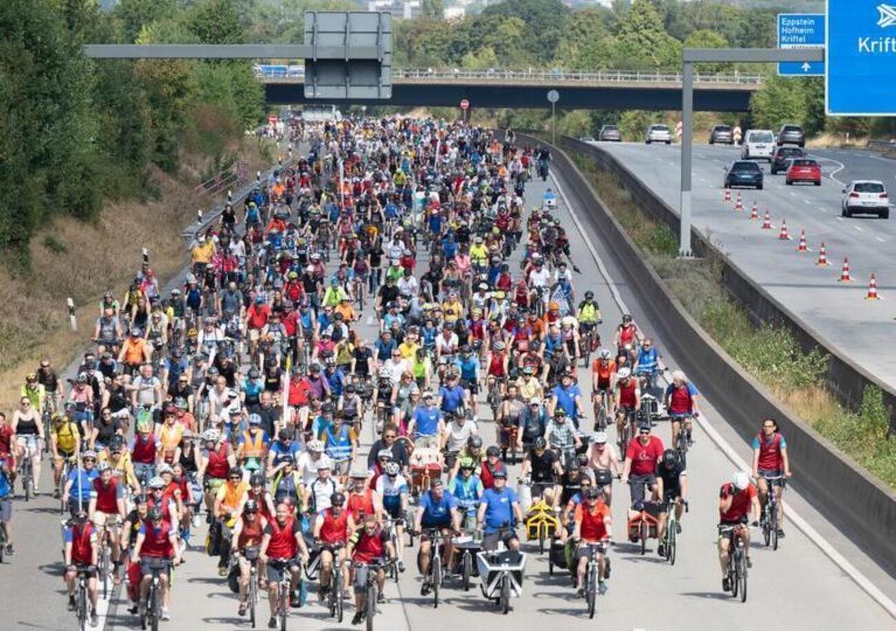 [VIDEO] 8mila ciclisti bloccano l&#039;autostrada: raccolte le firme necessarie per un referendum