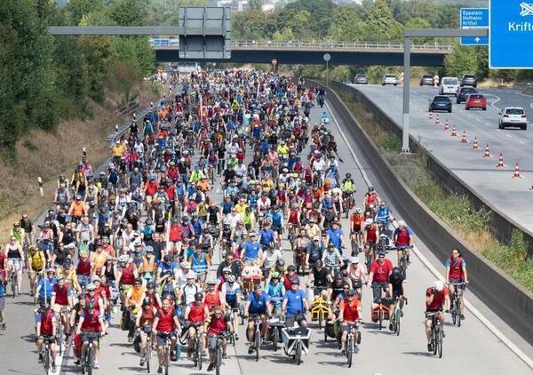 [VIDEO] 8mila ciclisti bloccano l&#039;autostrada: raccolte le firme necessarie per un referendum