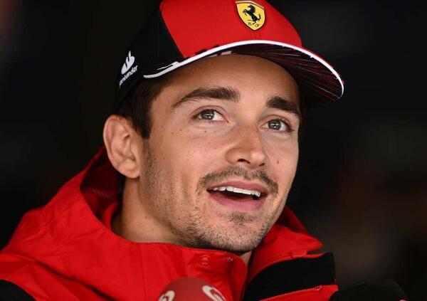 Charles Leclerc cuore d&#039;oro: invita a Spa un tifoso speciale per ringraziarlo. La storia di un regalo che commuove i fans 