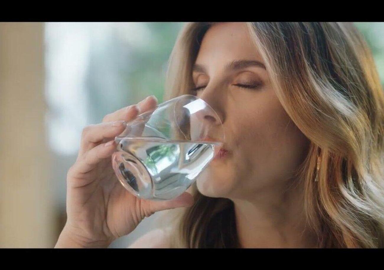 Perch&eacute; quella su Elisabetta Canalis e lo spot San Benedetto &egrave; una polemica del ca**o: il politically correct ci ha fottuto il cervello
