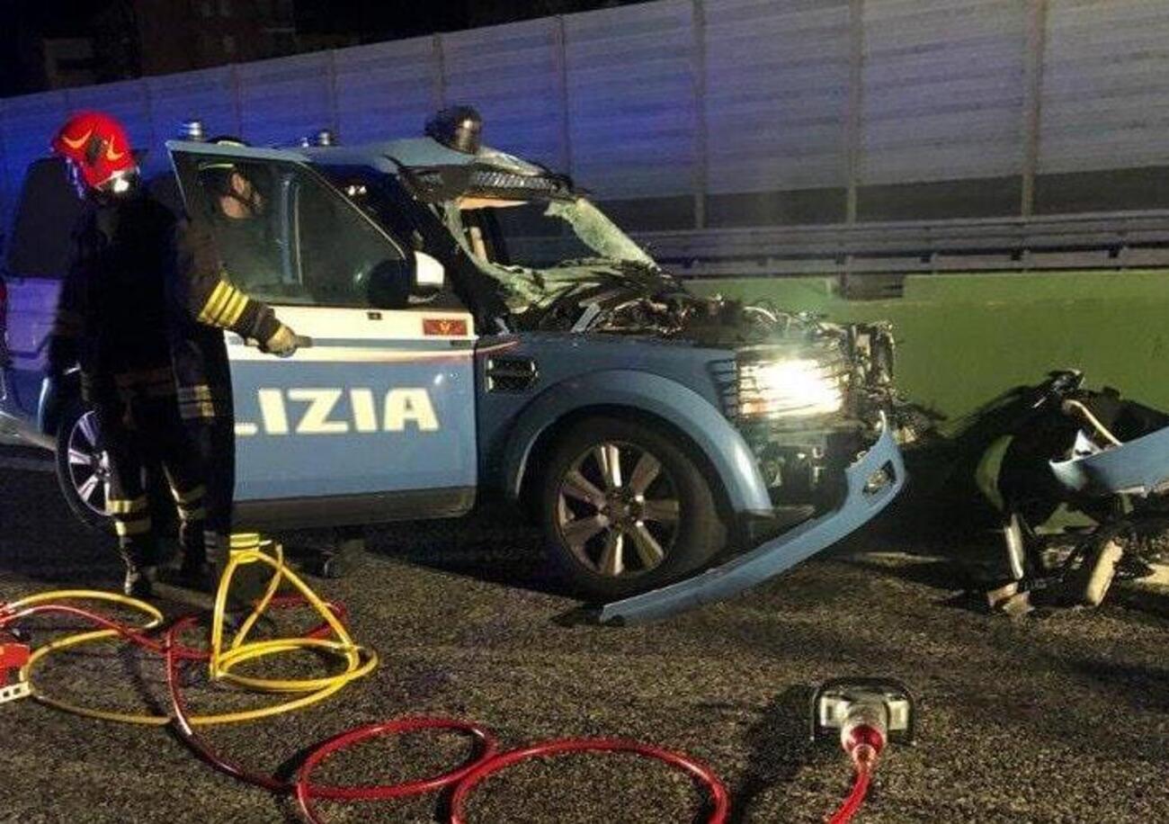 Auto della polizia investe una mucca in tangenziale: quattro agenti finiscono all&rsquo;ospedale