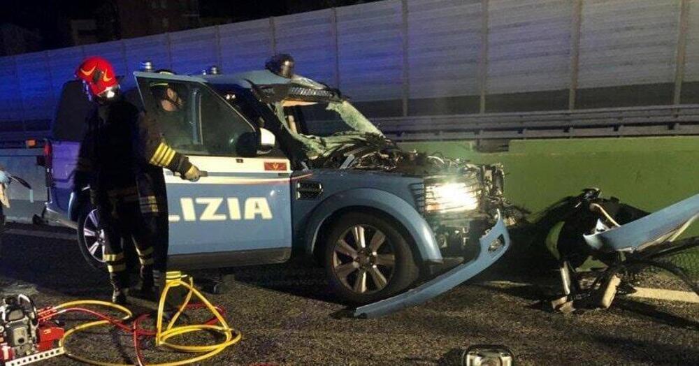 Auto della polizia investe una mucca in tangenziale: quattro agenti finiscono all&rsquo;ospedale