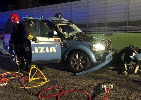 Auto della polizia investe una mucca in tangenziale: quattro agenti finiscono all&rsquo;ospedale