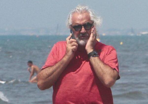 Flavio Briatore con il suo yacht salva un centinaio di migranti: &quot;Trattati peggio delle bestie&quot;