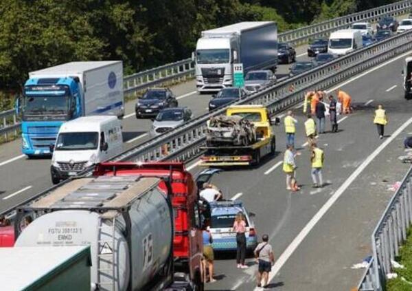 Auto si ribalta e prende fuoco: morta una bambina di 4 anni