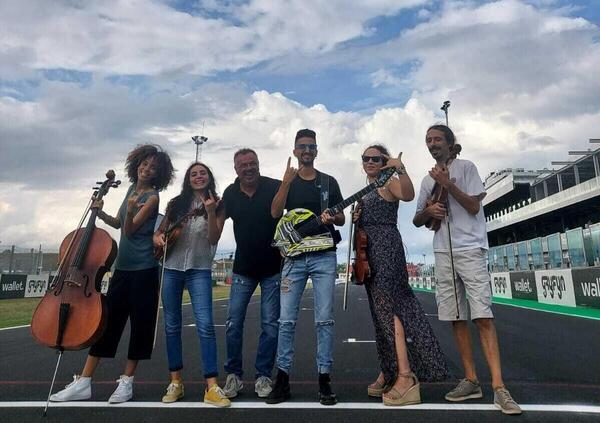 Vi faccio un Inno di Mameli cos&igrave;! Come Woodstock, ma al GP di Misano&hellip;